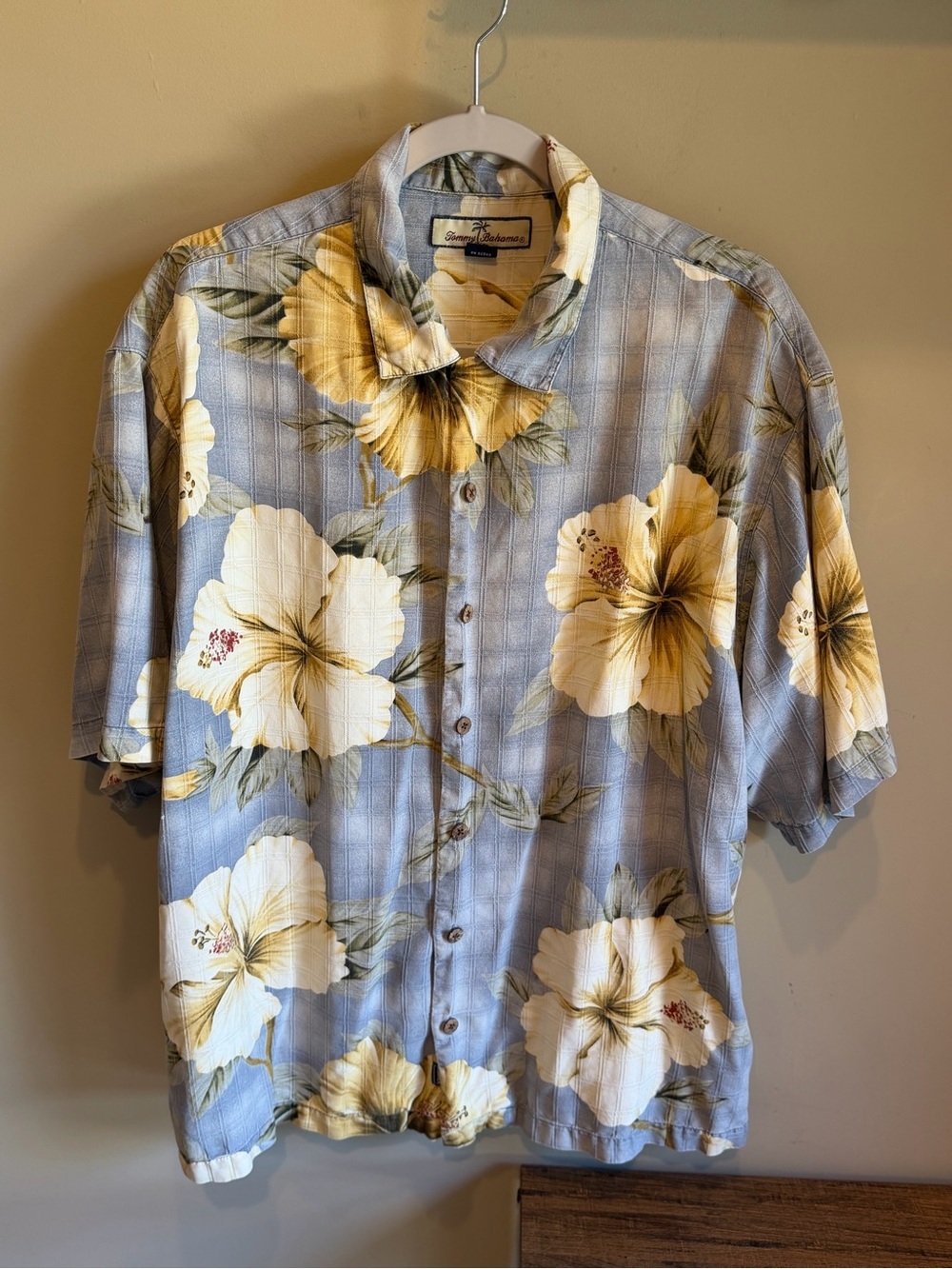 Tommy Bahama 100% silk Hawaiian shirt Large